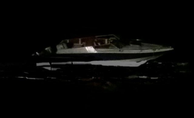 Skafi me turistë pëson avari, bllokohet në det të hapur në Vlorë, policia e nxjerr në breg