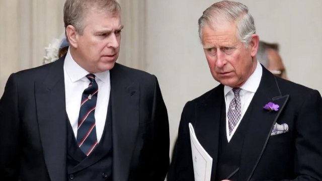 Mbreti Charles dëbon nga Pallati Buckingham vëllain e tij, Princin Andrew
