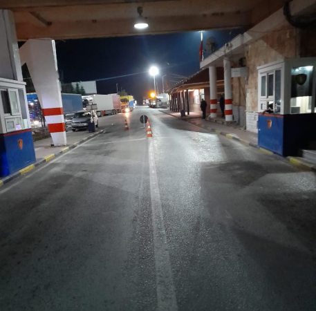 Radhët kilometrike në Kapshticë, reagimi zyrtar i Policisë Kufitare: Pas komunikimit me palën greke, shtohen sportelet. Situata drejt normalizimit