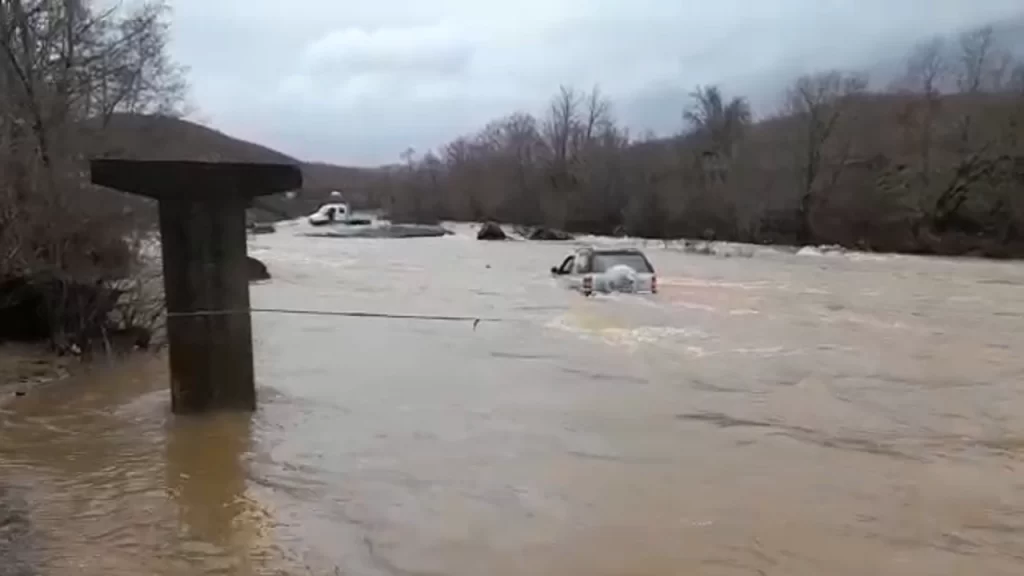 Shmanget tragjedia në Lezhë, makina me 5 anëtarë të një familjeje bllokohet në mes të përroit! Banorët e zonës…