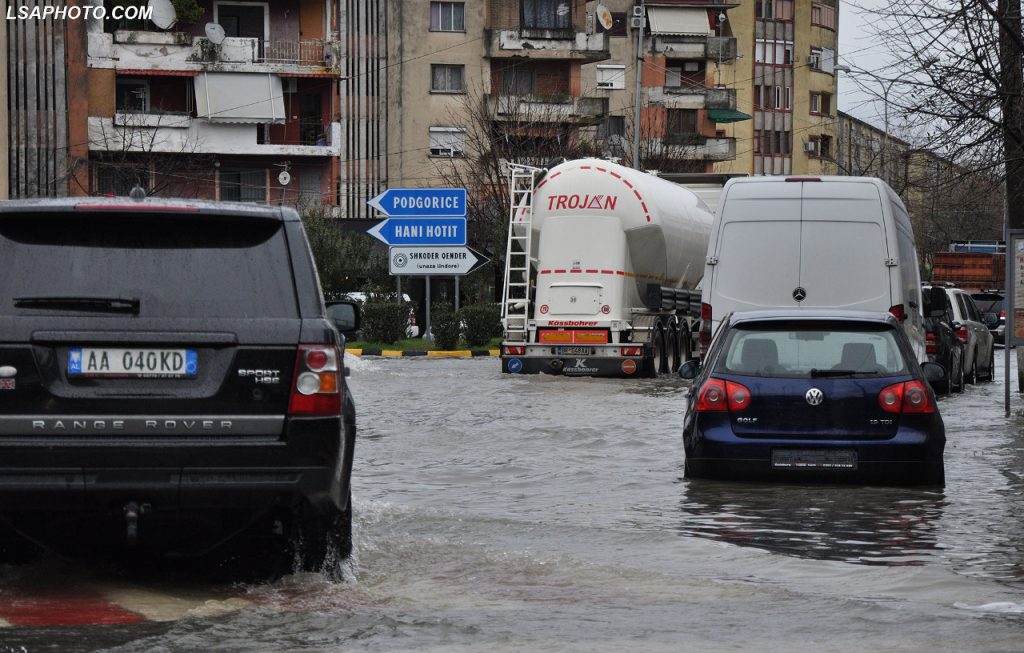 Reshjet e shiut/ Rritet sipërfaqja e përmbytur në Bashkinë Shkodër, disa fshatra pa energji. Kërkohet ndihma e ushtrisë për…