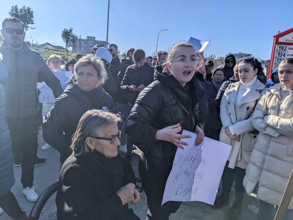 Banorët e Elbasanit kërkojnë zgjidhje emergjente për segmentin e rrezikshëm të rrugës