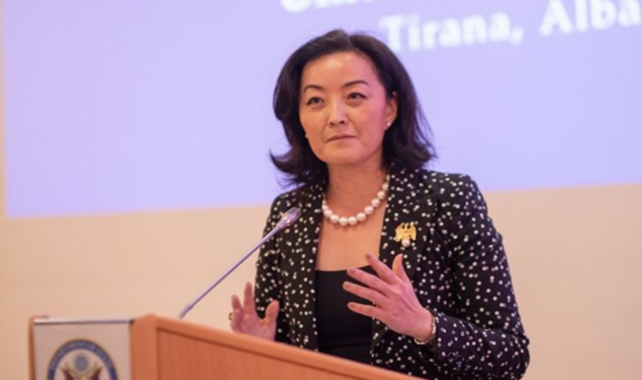 “Drejtësia të bëjë punën”, deklarata e fortë e ambasadores Kim: Ka zyrtarë që s’i zë gjumi, kanë frikë se do shpallen ‘non-grata’ e do shkojnë në burg