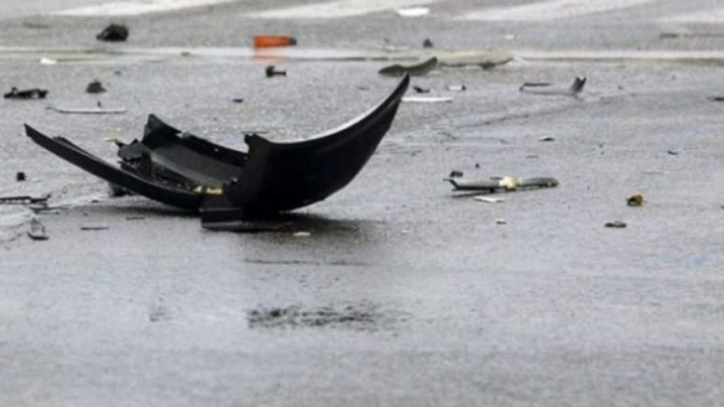 Mjeti humb kontrollin, merr para shtyllat dhe përfundon i përmbysur në kanal! Ja si është gjendja shëndetësore e shoferes