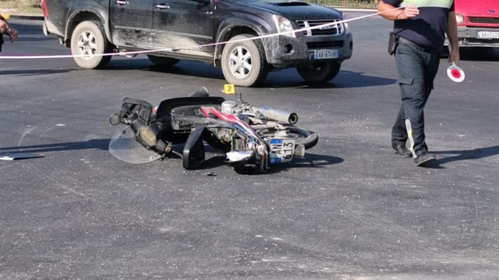 Aksident në Berat/ Makina përplas biçikletën, 40-vjeçari përfundon në spital