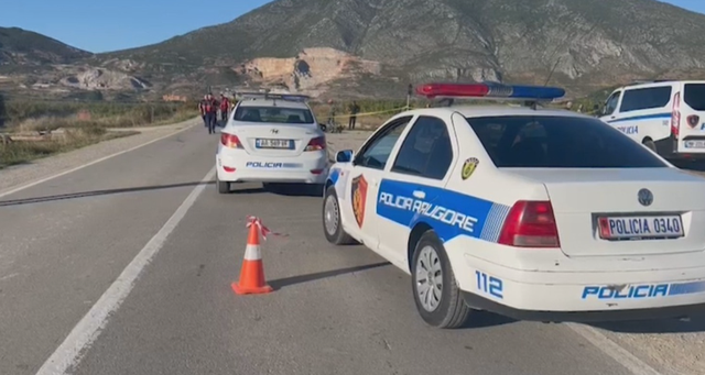 Aksident në Gjirokastër, makinë përplas këmbësorin, i riu dërgohet në spital