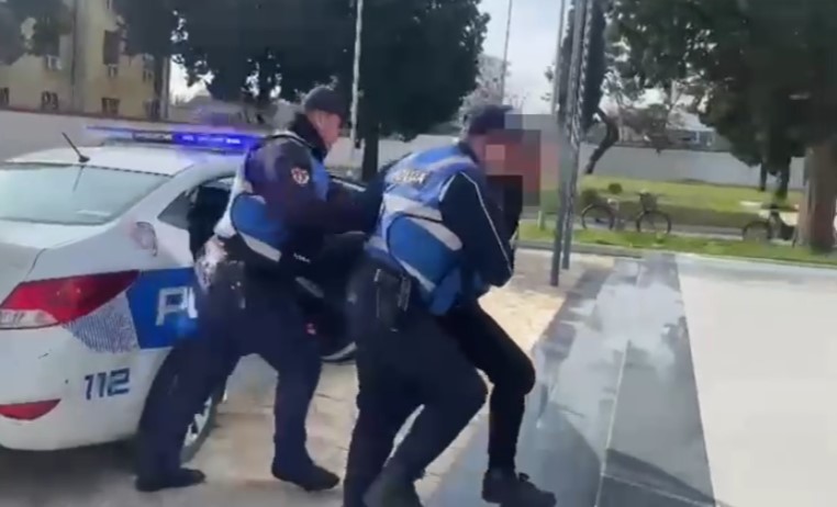 Policia mësyn në banesën e 24-vjeçarit me precedentë penalë