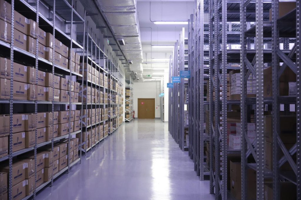 Tregtonin barna kontrabandë në një depo farmaceutike, arrestohet 59-vjeçari në Tiranë. Në hetim bashkëshortja, policia sekuestron 30 mijë euro ilaçe