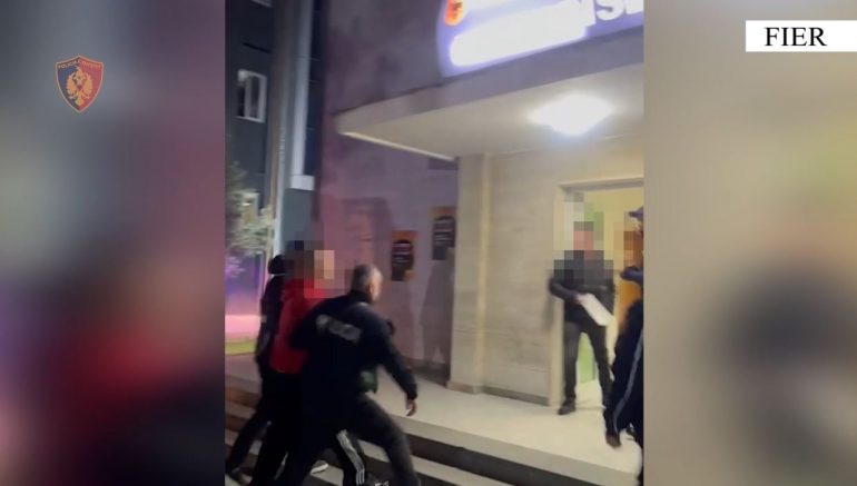 Qarkullonte me pistoletë me fishek gati për qitje, pranga të rrezikshmit në Fier të dënuar për vrasje