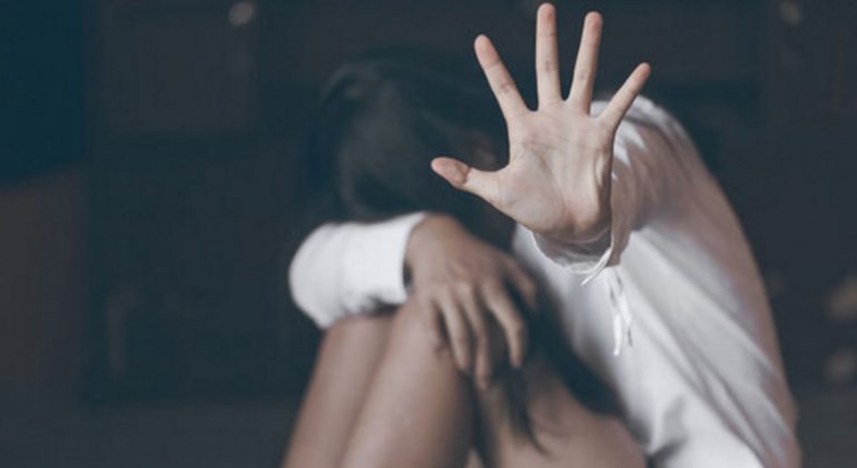 E futi në kurth duke i ofruar punë/ Shqiptari ‘burgos’ në apartament dhe shfrytëzon seksualisht 23-vjeçaren në Greqi, e dërgonte në takime me…