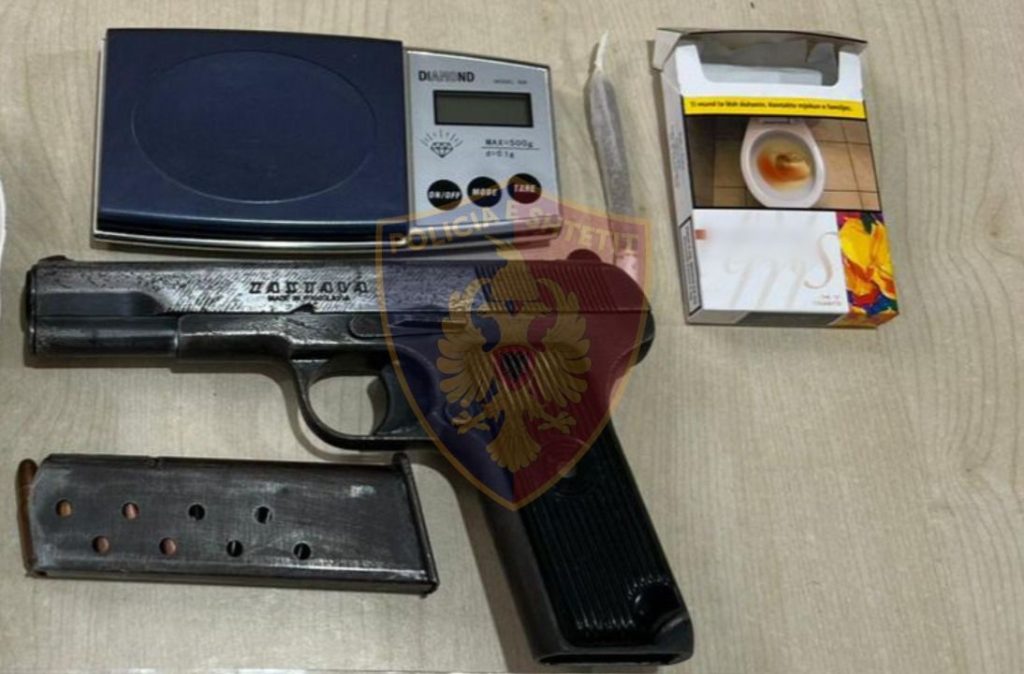 Të armatosur dhe me drogë në makinë, si i ndaloi policia dy vëllezërit për kontroll dhe më pas u zbulua ajo që fshihnin