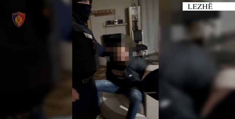 VIDEO/ Me duart e prangosura, i ulur në divan në mes të shtëpisë, policia e Mirditës arreston 34-vjeçarin “e rrezikshëm”