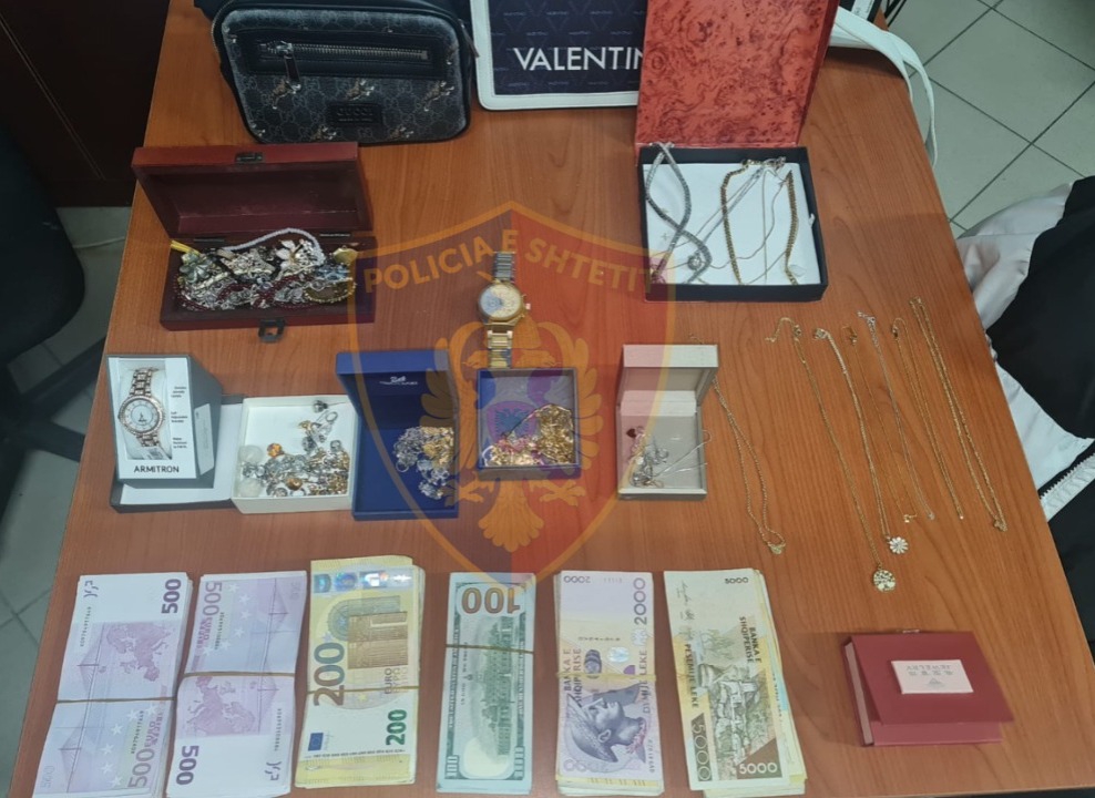 EMRAT/ Në bashkëpunim me djalin pastruesja u vodhi pronarëve 120 mijë euro, 23-vjeçari bleu me paratë dy makina. Në banesë policia u gjeti…