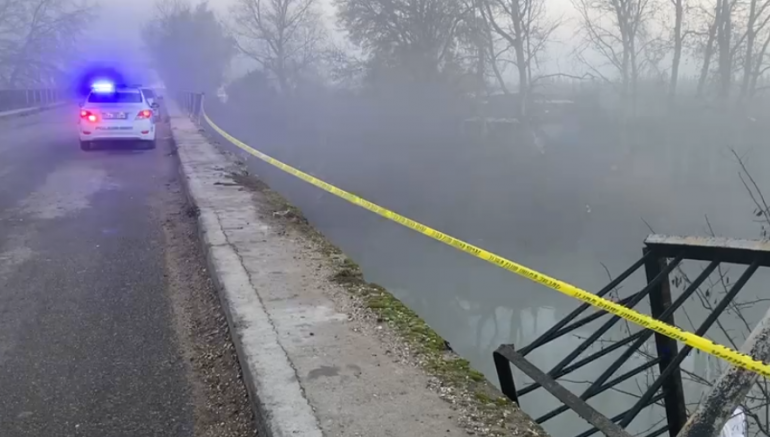 Aksidentohet automjeti në urën e Mbrostarit, parmakët e hekurit bien në lumin Seman. Policia gjen targën në rrugë, mister fati i shoferit