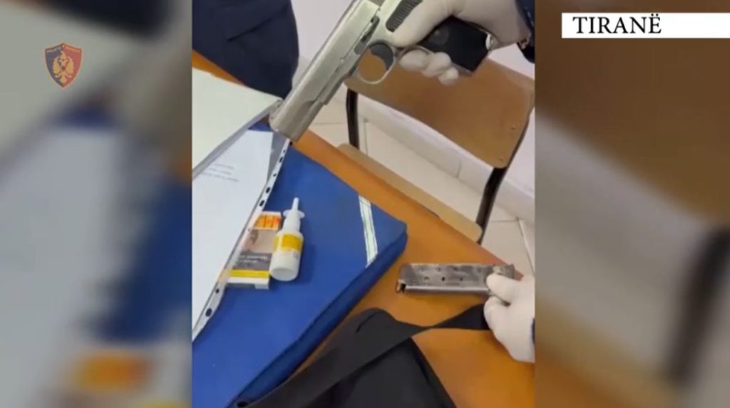 Me pistoletë më vete prezantohej si efektiv policie dhe futej në institucione, arrestohet 40-vjeçari në Tiranë