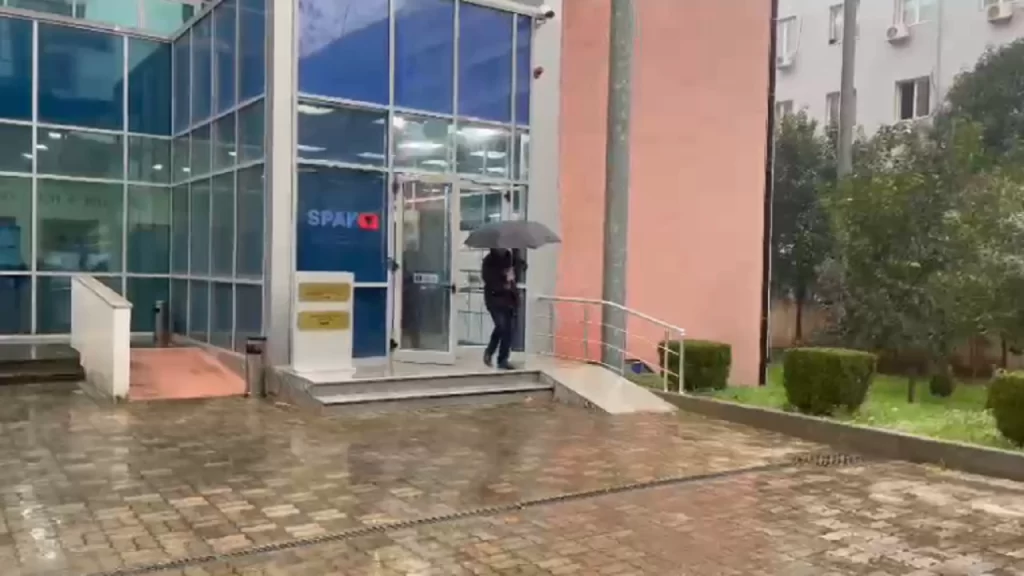 Ish-kryebashkiaku i Kavajës, Elvis Roshi paraqitet në SPAK, pas fletë-thirrjes nga Byroja Kombëtare e Hetimit