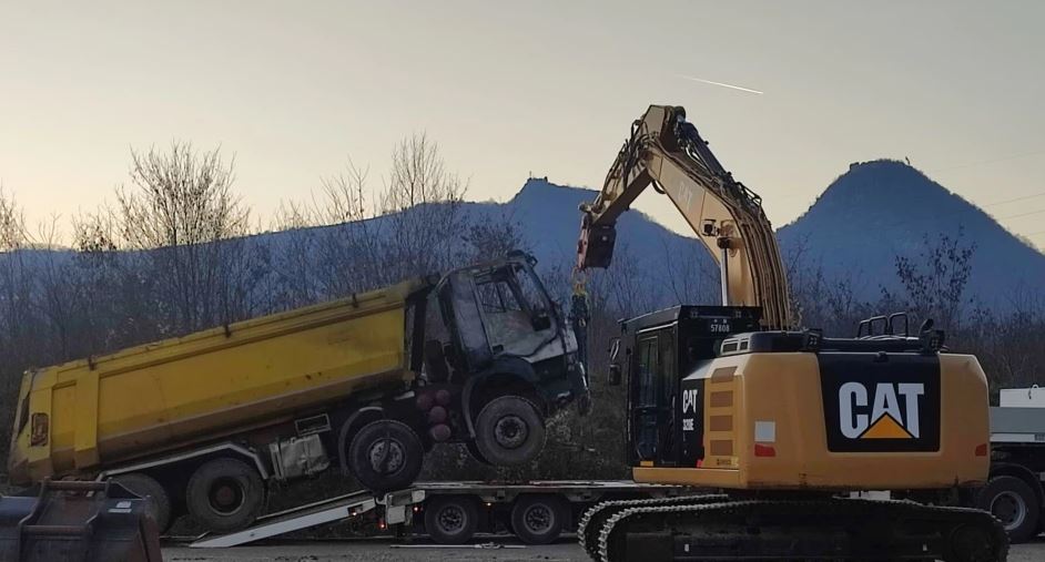 Situata në veri të Kosovës/ KFOR nis largimin e kamionëve të dëmtuar që shërbenin si barrikada