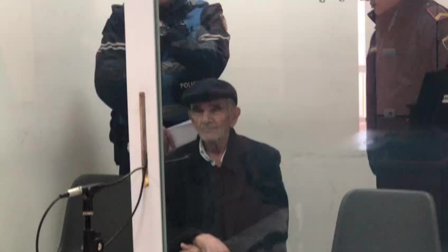 PAMJET/ I moshuari që vrau gruan dhe vëllanë shfaqet i qetë në gjyq, lihet në “arrest me burg”. Ja si reagon kur pyetet pse e bëri krimin