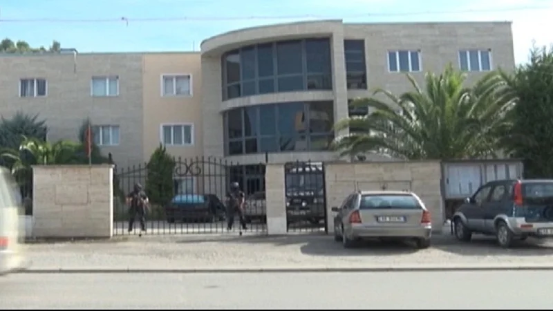 Plagosi me armë zjarri në këmbë 15-vjeçarin jashtë gjimnazit, gjykata liron nga burgu adoleshentin