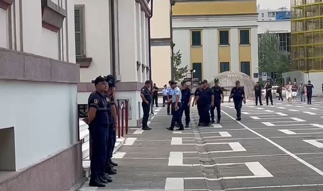 Protesta e opozitës/ Policia në gatishmëri, blindohet kryeministria, 1100 efektivë në terren (RRUGËT që do bllokohen)