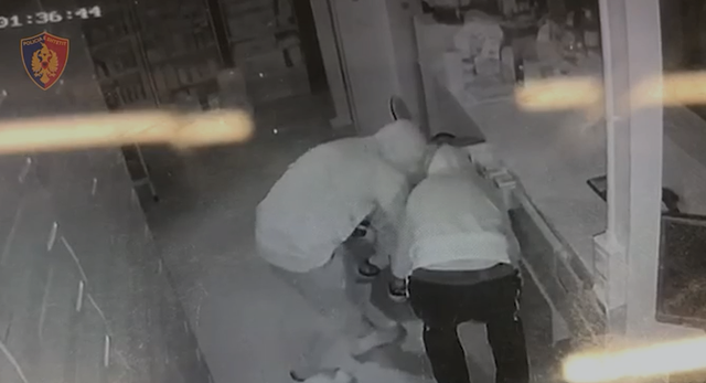 Vodhën një laptop dhe dy valixhe me pajisje mjekësore, vihen në pranga dy autorët