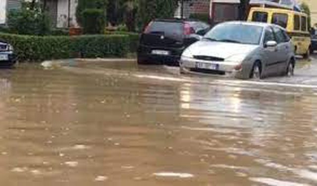 Reshjet e shiut në Lezhë, përmbyten rrugët, bllokohen hyrjet e disa pallateve