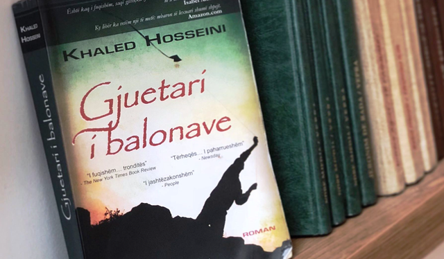 Vodhi librin “Gjuetari i balonave”, gjykata dënon 19-vjeçarin: S’kisha lekë ta blija