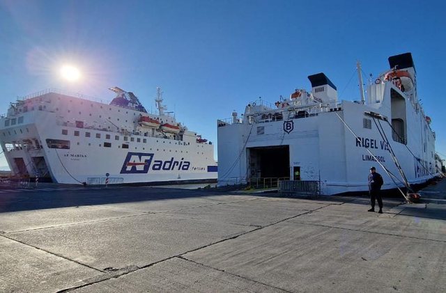 Iu siguroi 5 turqve pasaporta bullgare false, arrestohet anglezi në Portin e Durrësit