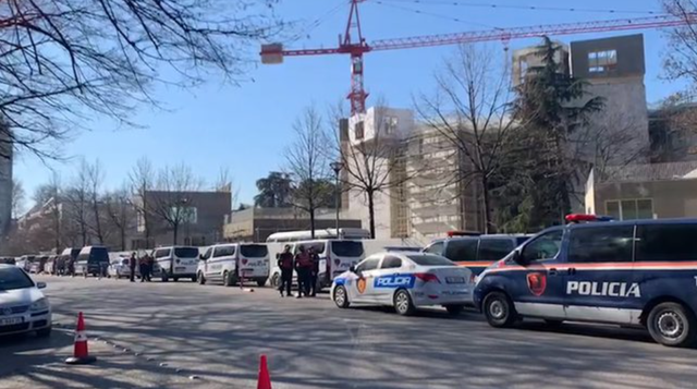 Protesta e opozitës/ Berisha mbledh demokratët para Kryeministrisë, blindohet selia e qeverisë, disa akse të bllokuara