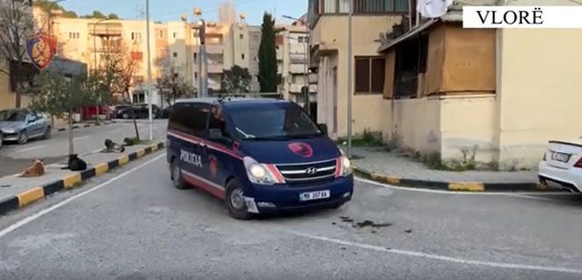 Plagosje në Vlorë, i riu qëllon me thikë 52-vjeçarin, arrestohet pas një ore ndjekjeje nga policia