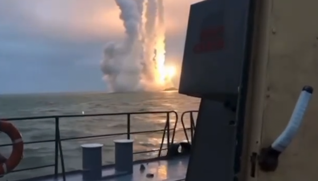 Anijet ruse lëshojnë raketa Kalibr nga Deti i Zi në Ukrainë