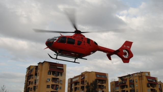 I plagosur rëndë, burri nga Peshkopia transportohet me helikopter drejt Tiranës