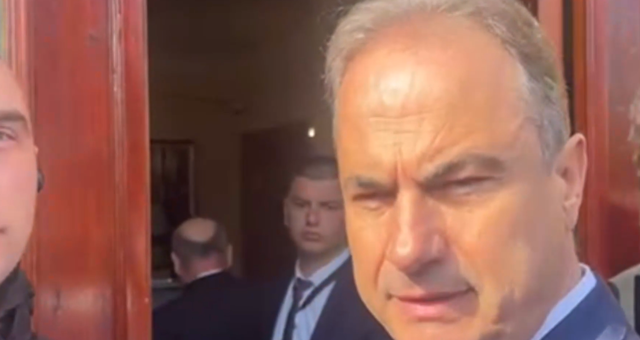 REPLIKAT/ Deputetët e PD sherr me gardistët: Je palo djalë, kë shtyn ti? Boçi: Po është operuar tjetri, ç’bëni?!