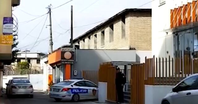 Do vritej Elton Kila! Atentati i dështuar në Elbasan, mbërrijnë në gjykatë kunati dhe i afërmi i Erjon Alibejt, Policia i fsheh nga kamerat