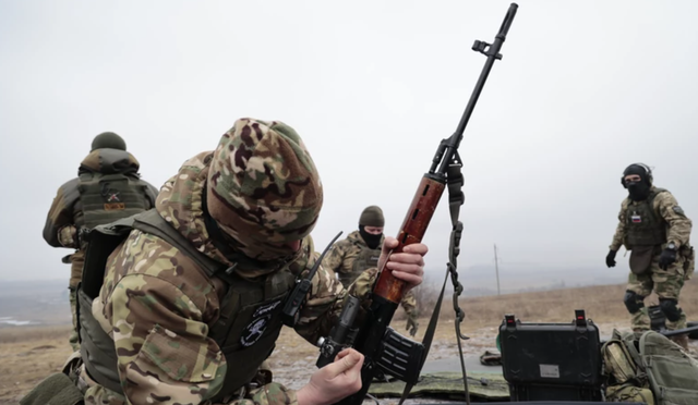 ‘Një adoleshenti i premë veshët, pimë e vjedhim…’/ ZBARDHEN telefonatat e ushtarëve rusë në Ukrainë, tmerrojnë familjarët me ç’po ndodhte në frontin e luftës