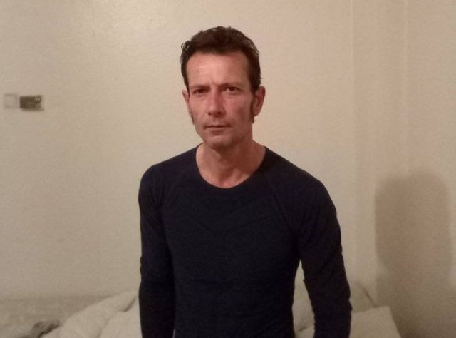 Elton Tahiri u gjet i vdekur në Bërxullë, Policia: Shkak u bë mbidoza, arrestohet shoku i tij, e hodhi në përrua