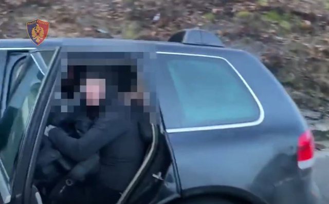 VIDEO/ I dehur në timon me 13 emigrantë në mjet, arrestohet 33-vjeçari në Korçë, pranga dhe të vëllait që e ‘ruante’ nga pas me makinë