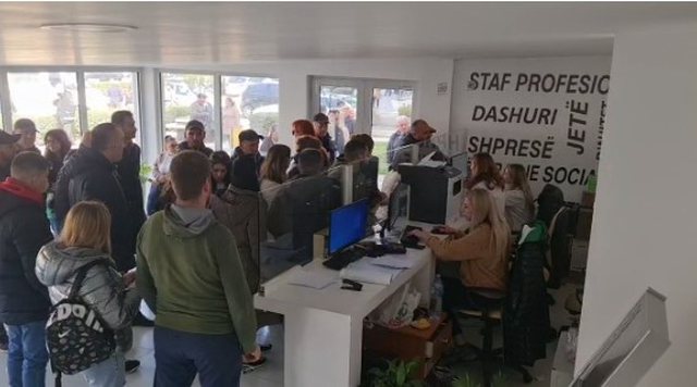 Kaos për patentat në Vlorë pas dyfishimit të çmimit, 100 vizita në ditë për kartelën mjekësore