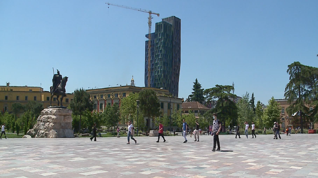 Shqiptarët të varur nga puna e emigrantëve/ Në 2021 sollën 1.13 miliardë euro, shumica nga vendet e BE-së