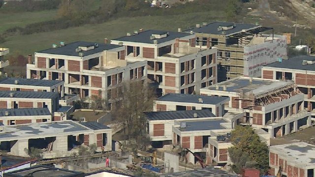 Ndërtimet shtrenjtohen/ Një çifti të ri i duhen 20 vite punë për të blerë një shtëpi