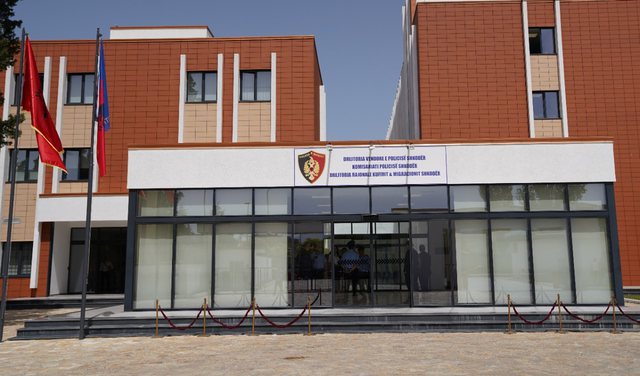 Pamjet e operacionit/ Policia mësyn në një banesë pas një hetimi disamujor, arreston tre persona. Brenda 42 thasëve zbulohet…