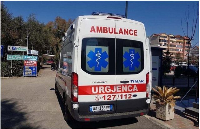 Rrëzohet në banesë dhe pëson dëmtime të rënda në kokë, ndërron jetë rrugës për në spital 50-vjeçari në Maliq