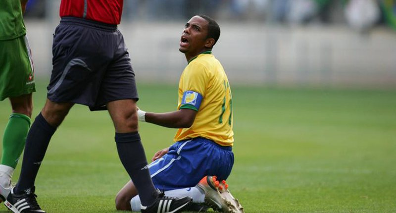 Përdhunoi një vajzë shqiptare në Milano në grup! Drejtësia italiane kërkon, që Robinho të vuajë dënimin, qoftë edhe në Brazil…