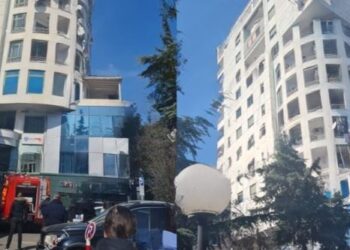 Zjarr në zonën e ish-bllokut, apartamenti pas Presidencës përfshihet nga flakët