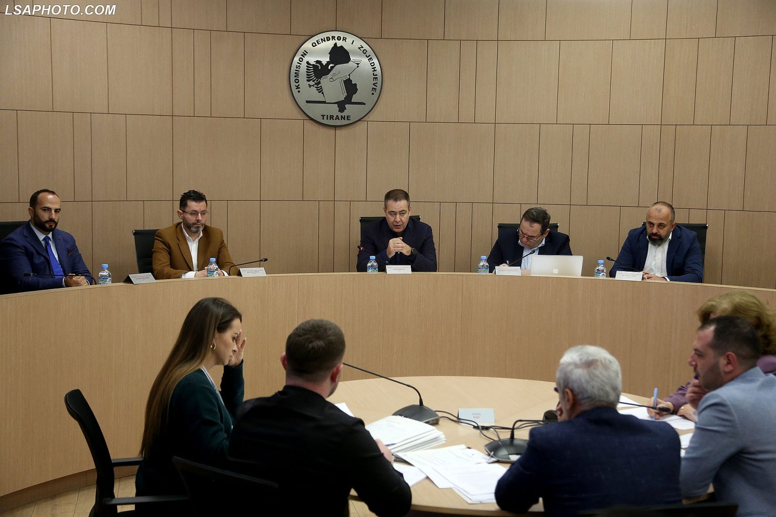 Katër bashki përballen me gjoba për mosraportim të aktiviteteve publike