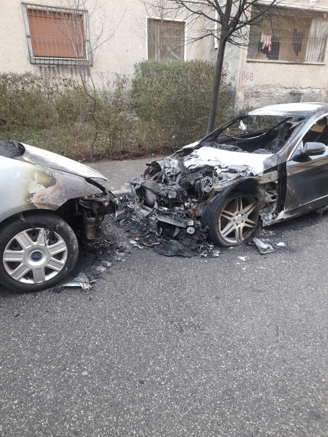 VIDEO- Djegia e 3 makinave në Elbasan, ‘Benzi’ mes flakëve, zjarri prek edhe mjetet e parkuara