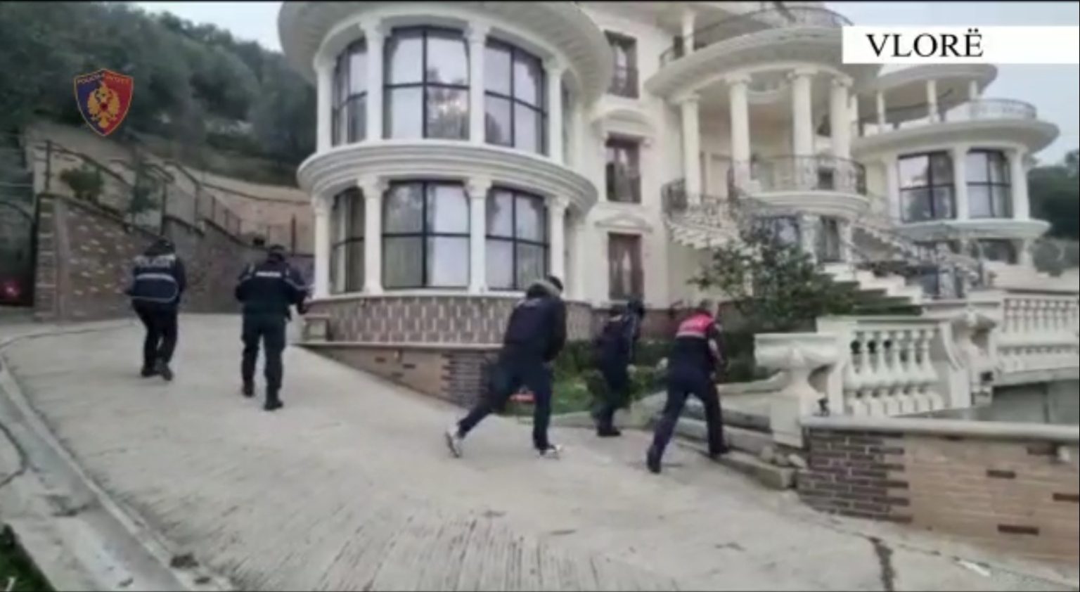 “Vila e barit” në Vlorë, 6 të arrestuar, 2 faturistë të OSHEE. Si nisi konflikti për punimin e tokës që çoi në zbulimin e kultivimit të kanabisit