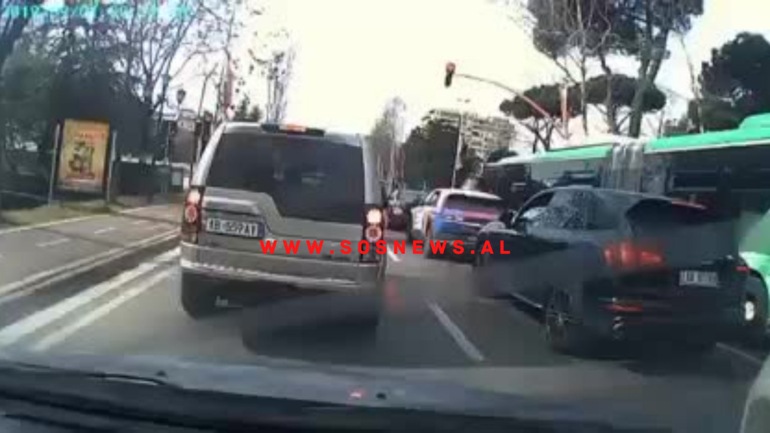VIDEO nga afër- Momenti kur autobusi i Unazës merr përpara 11 makina, qytetari del nga makina i tronditur