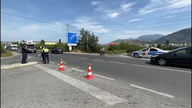 Aksidenti në aksin Elbasan-Peqin, makinat përplasen ‘kokë më kokë’, plagosen dy persona