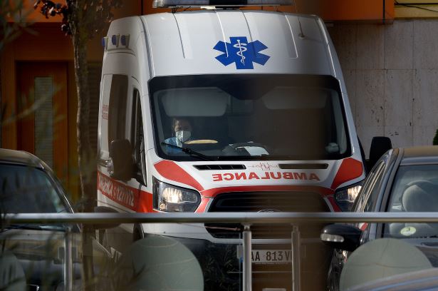 Aksident në Vlorë/ Shoferja me ‘Volkswagen’ përplas motorrin, drejtuesi niset me urgjencë në spital